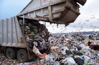 camion rifiuti in discarica
