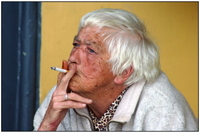 donna anziana fumatrice