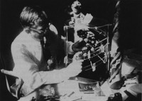 George Gamow con un modello della doppia elica del DNA